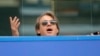Pemilik baru klub sepak bola Chelsea Todd Boehly tampak bereaksi ketika tengah menyaksikan pertandingan antara Chelsea melawan Wolverhampton di Stadion Stamford Bridge di London, pada 7 Mei 2022. (Foto: AP/Frank Augstein)