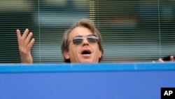 Pemilik baru klub sepak bola Chelsea Todd Boehly tampak bereaksi ketika tengah menyaksikan pertandingan antara Chelsea melawan Wolverhampton di Stadion Stamford Bridge di London, pada 7 Mei 2022. (Foto: AP/Frank Augstein)