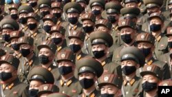 지난 2020년 10월 북한 평양에서 열린 행사에서 마스크를 쓴 군인들.