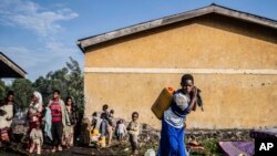 People displaced by fighting between Congolese forces and M23 rebels gather north of Goma, Democratic Republic of Congo, May 27, 2022. 