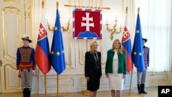 조 바이든 미국 대통령 부인 질 바이든(가운데 왼쪽) 여사가 9일 슬로바키아 수도 브라티슬라바에서 주자나 차푸토바(가운데 오른쪽) 대통령과 회동하고 있다.