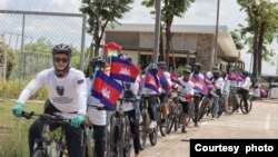 ក្រុមយុវជន​មកពី​អង្គការ​សង្គម​ស៊ីវិល​បើក​យុទ្ធនាការ​ជិះកង់​ចាប់ពី​ទីរួមខេត្ត​កំពង់ធំ ដើម្បី​ផ្សព្វផ្សាយ​ការយល់ដឹង​អំពី​បរិស្ថាន។ (រូបថត​ដោយ​សមាគម​បណ្តាញ​យុវជន​កម្ពុជា CYN)