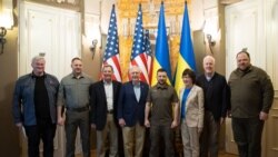 Presiden Ukraina Volodymyr Zelenskyy (tengah-kanan) berfoto dengan Pemimpin Minoritas Senat AS Mitch McConnell (kiri tengah), yang memimpin delegasi senator Republik ke Ukraina, di Kyiv, 14 Mei 2022, sebagai ilustrasi.