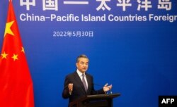 왕이 중국 외교담당 국무위원 겸 외교부장이 30일 피지 수도 수바에서 중국-태평양 10개 도서국 외교장관회의 직후 기자회견하고 있다.