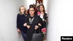 Demokratske članice Predstavničkog doma protestuju zbog mogućnosti ukidanja prava na abortus u vreme glasanja u Senatu o zakonu kojim bi se presuda u slučaju Rou protiv Vejda pretvorila u federalni zakon, 11. maja 2022. 