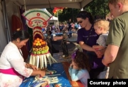 Kadek ajarkan cara membuat janur kepada warga AS (foto: courtesy).