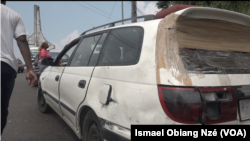 Un taxi informel, communément appelé "clando" en stationnement au rond point du carrefour Rio, à Libreville, au Gabon, le 23 mai 2022. 