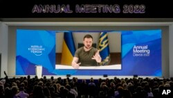 Presiden Ukraina Volodymyr Zelenskyy berbicara secara virtual kepada para pemimpin dunia dan eksekutif bisnis yang menghadiri Forum Ekonomi Dunia di Davos, Swiss, Senin (23/5). 