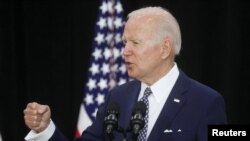 جو بایدن، رییس جمهور امریکا،‌ به خاطر ابراز تسلیت با خانواده های قربانیان که در گلوله باری روز شنبه کشته شدند، به شهر بفلوی ایالت نیویارک سفر کرد