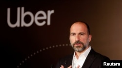CEO Uber Dara Khosrowshahi berbicara kepada awak media dalam sebuah acara di New Delhi, India, pada 22 Oktober 2019. (Foto: Reuters/Anushree Fadnavis)