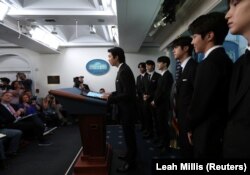 Kim Namjoon dari band K-Pop BTS dan sesama anggota membuat pernyataan menentang kejahatan kebencian anti-Asia di Gedung Putih di Washington, AS, 31 Mei 2022. (Foto: REUTERS/Leah Millis)