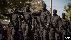 Des policiers maliens défilent lors d'une cérémonie célébrant la fête nationale de l'armée, à Kati, le 20 janvier 2022.