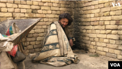 سید ذاکر می‌گوید که بیش از ۲۰ سال است که مخدرات استعمال می‌کند