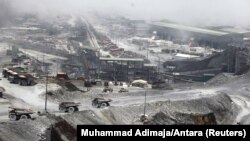 FILE - Truk diparkir di tambang terbuka kompleks tambang tembaga dan emas Grasberg PT Freeport dekat Timika, Papua, 19 September 2015. 