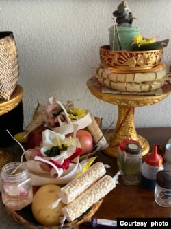 Sajian Bali dengan keranjang dan piring janur (foto: courtesy).