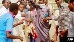 Des manifestants brûlent un drapeau français à N'Djamena, au Tchad, le 14 mai 2022. 