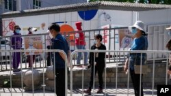 지난 16일 중국 상하이 시민들이 코로나 검사장에 줄지어 대기하고 있다. (자료사진)