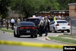 24일 총격 사건이 발생한 미국 텍사스주 유밸디 시의 롭초등학교 주변에 경찰관들이 출동했다.