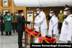 Mendagri Tito Karnavian melantik lima penjabat gubernur pada Kamis (12/5). (Foto Humas Kemendagri)
