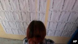 រូបឯកសារ៖ ស្ត្រីម្នាក់ពិនិត្យមើលបញ្ជីឈ្មោះបោះឆ្នោត នៅក្នុងអំឡុងពេលបោះឆ្នោតឃុំសង្កាត់អាណត្តិទី ៤ នៅសង្កាត់ចាក់អង្រែលើ រាជធានីភ្នំពេញ កាលពីថ្ងៃទី ៤ ខែមិថុនា ឆ្នាំ ២០១៧។