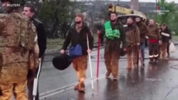 Ռուսաստանի պաշտպանության նախարարության հրապարակած կադրերում որոշ ուկրաինացի մարտիկների կարող ենք տեսնել հենակներով և վնասվածքներով