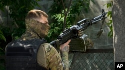 무장한 우크라이나군 병사가 헤르손 일원에서 작전을 수행하고 있다. (자료사진)