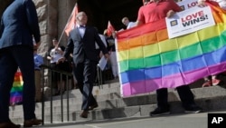 ARHIVA - Džim Obergefel, podnosilac tužbe u slučaju Obergefel protiv Hodža, kojim je legalizovan istopolni brak širom SAD, na konferenciji za novinare ispred skupštine Teksasa, 29. juna 2015. (Foto: AP/Eric Gay)