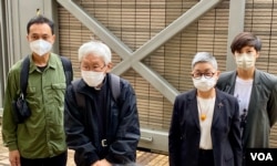 已停止运作的“612人道支援基金”4名信託人学者许宝强（左起）、天主教香港教区荣休主教陈日君枢机、大律师吴霭仪、歌手何韵诗，5月24日到西九龙裁判法院应讯。(照片来源：美国之音记者汤惠云)