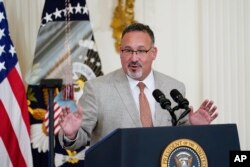 Le ministre américain de l'Éducation Miguel Cardona à la Maison Blanche, le 27 avril 2022.