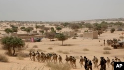 Les troupes tchadiennes et les forces spéciales nigérianes participent aux exercices Flintlock avec l'armée américaine et ses partenaires occidentaux à Mao, au Tchad le 7 mars 2015, pour mieux lutter contre le terrorisme.