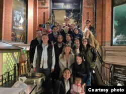 Ars-Vita bersama teman-teman kuliahnya di MIT. (foto: courtesy)