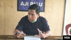 Andi Akbar dari Tim Pembela Muslim (TPM) Sulawesi Tengah dalam Konferensi Pers menanggapi penangkapan 22 Orang di Sulteng oleh Densus 88 Anti Teror, Rabu (18/5) (Foto : VOA/ Yoanes Litha).