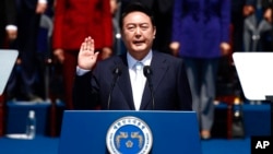 윤석열 한국 대통령이 10일 서울 여의도 국회에서 열린 제20대 대통령 취임식에서 취임 선서를 하고 있다.