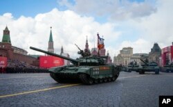 Parade militer Rusia memperingati kemenangan atas Nazi Jerman pada Perang Dunia II di Moskow, Senin 9 Mei 2022.