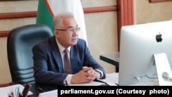 O'zbekistonda bosh qomusni yangilash kerak degan guruhga Oliy Majlis Qonunchilik palatasining uzoq yillik a'zosi Akmal Saidov yetakchilik qilmoqda. Saidov Islom Karimov prezidentligi davrida ham shunday tashabbuslarga bosh-qosh bo'lgan. 