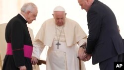 Le pape, âgé de 85 ans, est soigné pour une douleur au genou qui serait liée à la rupture d'un ligament.