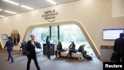 Sejumlah partisipan Forum Ekonomi Dunia terlihat di area kongres yang menjadi tempat berlangsungnya acara tersebut di Davos, Swiss, pada 23 Mei 2022. (Foto: Reuters/Arnd Wiegmann)