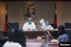 台湾人权工作者李明哲在妻子李净瑜陪同下开记者会讲述被中国大陆审判和监禁的经历。（2022年5月10日）