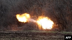 Arhiva - Ukrajinska artiljerija granatira pozicije ruskih trupa na frontu nedaleko od Lisičanska, u regionu Luganska, 12. aprila 2022.