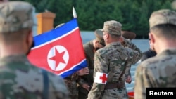 Personel militer dari Korps Medis Tentara Rakyat Korea menghadiri peluncuran kampanye peningkatan pasokan obat-obatan, di tengah pandemi COVID-19, di Pyongyang, Korea Utara. (Foto: Reuters)