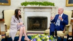 Presiden AS Joe Biden menerima Perdana Menteri Selandia Baru Jacinda Ardern di Oval Office, Gedung Putih, hari Selasa (31/5). 