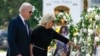 ប្រធានាធិបតី​​អាមេរិក​លោក Joe Biden និង​ភរិយា​លោកស្រី Jill Biden ទស្សនា​​បូជនីយដ្ឋាន​មួយ​កន្លែង​​នៅ​សាលា​បឋមសិក្សា​ Robb នៅ​ក្រុង Uvalde រដ្ឋ Texas កាល​ពី​ថ្ងៃ​ទី​២៩ ខែ​ឧសភា ឆ្នាំ​២០២២ ដើម្បី​​រំឭក​ដល់​វិញ្ញានក្ខណ្ឌ​អ្នកស្លាប់​នៅ​ក្នុង​ព្រឹត្តិការណ៍​បាញ់​ប្រហារ​។