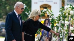 ប្រធានាធិបតី​​អាមេរិក​លោក Joe Biden និង​ភរិយា​លោកស្រី Jill Biden ទស្សនា​​បូជនីយដ្ឋាន​មួយ​កន្លែង​​នៅ​សាលា​បឋមសិក្សា​ Robb នៅ​ក្រុង Uvalde រដ្ឋ Texas កាល​ពី​ថ្ងៃ​ទី​២៩ ខែ​ឧសភា ឆ្នាំ​២០២២ ដើម្បី​​រំឭក​ដល់​វិញ្ញានក្ខណ្ឌ​អ្នកស្លាប់​នៅ​ក្នុង​ព្រឹត្តិការណ៍​បាញ់​ប្រហារ​។