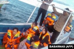Tim penyelamat mengevakuasi beberapa korban tenggelamnya kapal feri dengan 43 penumpang di Selat Makassar. (Foto: BASARNAS via AFP)