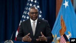 Sekretar za odbranu SAD Lojd Ostin obraća se medijima posle virtuelnog sastanka Kontakt grupe za odbranu Ukrajine, u Vašington, 23. maja 2022. (Foto: AP/Alex Brandon)