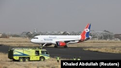 Yaman Airways mendarat di Bandara Sanaa, penerbangan komersial pertama dalam enam tahun, di Sanaa, Yaman, 16 Mei 2022. (Foto: REUTERS)