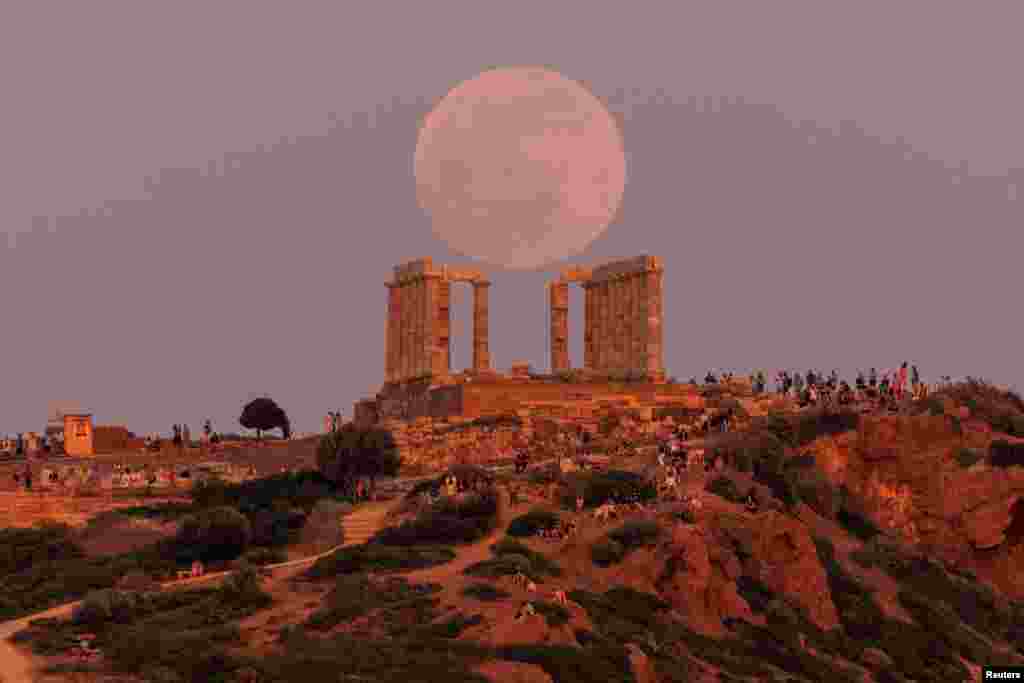Yunanıstanın Afina yaxınlığındakı Cape Sounion bölgəsində Ay tutulmasından əvvəl 
