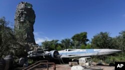 Pesawat X-Wing ship ditampilkan dalam sebuah acara pratinjau wahana Star Wars, Galaxy's Edge, di Disney World, Lake Buena Vista, Florida, pada 27 Agustus 2019. Perancang pesawat itu Colin Cantwell meninggal dunia di rumahnya di Colorado, pada 21 Mei 2022. (Foto: AP/John Raoux)