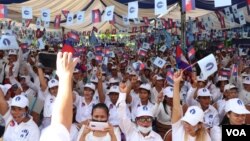 ​សមាជិក​បក្ស​និង​អ្នកគាំទ្រ​គណ​បក្ស​ភ្លើងទៀន​ស្រែក​សាទរ​ដោយ​ភាព​សប្បាយរីករាយ​ នៅ​ក្នុង​សមាជ​វិសាមញ្ញ​របស់​គណ​បក្ស​ នៅ​​ក្នុង​សង្កាត់​ឃ្មួញ ខណ្ឌ​សែនសុខ រាជធានី​ភ្នំពេញ​​​ នៅ​ថ្ងៃ​ទី​១៥​ ខែ​ឧសភា ឆ្នាំ២០​២២​។​ (លាស់ លីបលីប​​/វីអូអេ​)