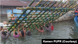 Penutupan sementara tanggul yang jebol ditargetkan selesai Kamis (26/5), Kemen PUPR juga akan mengevaluasi tinggi tanggul ke depan. (Foto: Kemen PUPR)